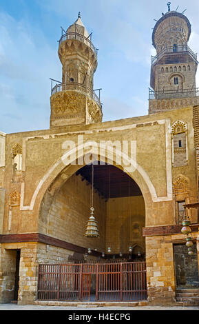 Il Cairo, Egitto - 10 ottobre 2014: il cortile medievale di Al-Nasir Muhammad complesso funerario con la vista sul minare intagliato Foto Stock