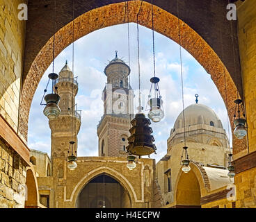 Il Cairo, Egitto - 10 ottobre 2014: i numerosi arabian luci nel cortile di Al-Nasir Muhammad complesso funerario con la beautif Foto Stock