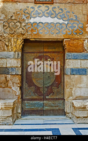 La porta di legno con il pattern del pizzo metallico in Al-Nasir Muhammad complessa, Il Cairo, Egitto Foto Stock