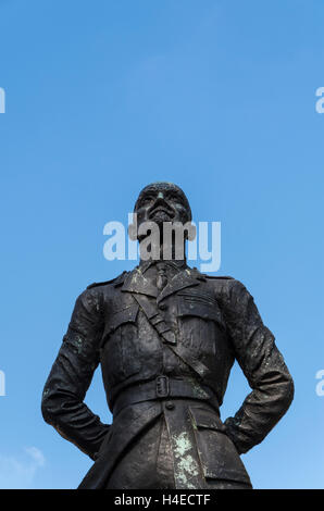 Statua di bronzo di Jan Christiaan granello di fuliggine dallo scultore Jacob Epstein in piazza del Parlamento, Londra con copyspace sopra. Foto Stock