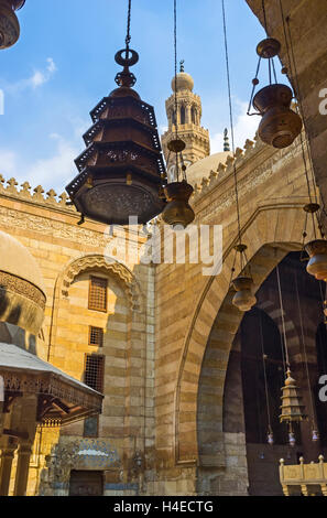 Le diverse luci arabo sono gli elementi tradizionali della decorazione interna di Al-Nasir Muhammad complessa, Il Cairo in Egitto Foto Stock