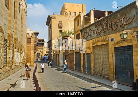 Al-Muizz street è il lungo itinerario turistico nel Cairo Islamico con insoliti capisaldi medievali su entrambi i lati, il Cairo in Egitto Foto Stock