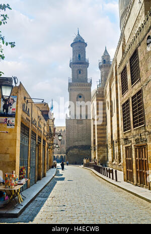 Il minareto di Qalawun complesso sorge su Al-Muizz street, al Cairo in Egitto Foto Stock