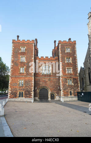 Morton's Tower è un tudor rosso mattone gatehouse a Lambeth Palace di Londra, raffigurato in una giornata di sole con cielo blu Foto Stock