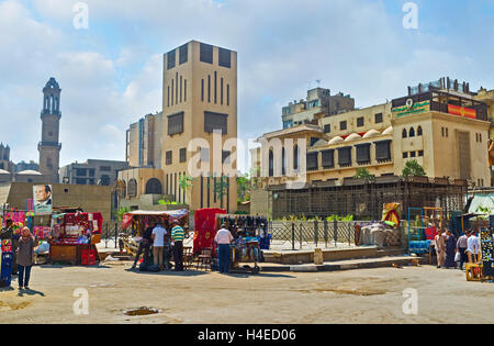 Le bancarelle del mercato accanto al di Al Azhar Avenue offrono acqua fresca, di vestiti e souvenir turistici, al Cairo in Egitto Foto Stock