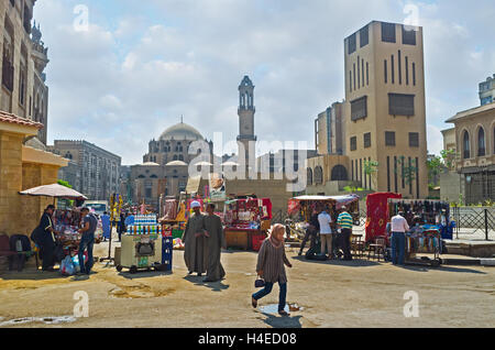 Il Khan El-Khalili souq (mercato) offre prodotti per ogni gusto e prezzo, Il Cairo. Foto Stock