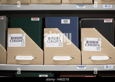 Libri su uno scaffale in una biblioteca ad alta densità, un impianto di stoccaggio e conservazione fuori sede controllato dall'ambiente per riferimenti universitari. Foto Stock