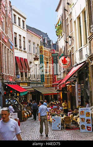 Rue des Bouchers è il gateway per un quartiere di cibo che prende in quattro strette strade vicino alla Grand Place Foto Stock