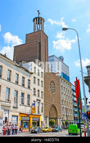 La ex chiesa di Gesu situato su occupato Rue Royale in Saint-Josse-TEN-NOODE quartiere Foto Stock