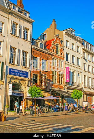 Place du Grand Sablon e vanta numerosi negozi di antiquariato, negozi di moda e ristoranti, hotel, un case d'asta Foto Stock