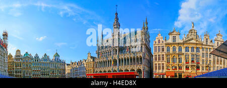 La Grand Place è famosa per il suo splendore edifici di pietra, bronzo e decorazioni dorate, traforato, sculture Foto Stock