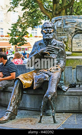 La sit-da-me statua del Charles Buls, il famoso sindaco della città, che si siede sul bordo della fontana con il suo cane Foto Stock