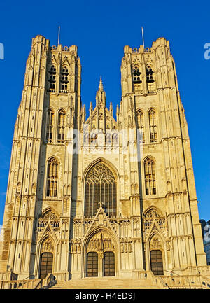 La Cattedrale di San Michele e Santa Gudula è uno dei punti di riferimento notevoli, situato sulla collina di Treurenberg, Bruxelles, Belgio Foto Stock