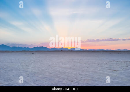 La Scenic tramonto nel Sahara, ultimi raggi di sole fanno la loro strada dalle rocce, Egitto. Foto Stock