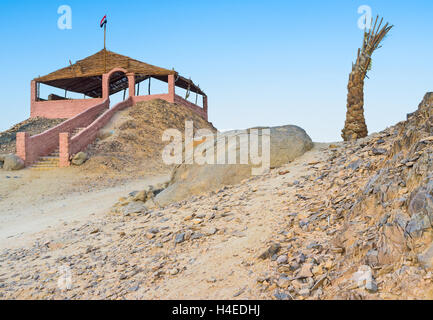 L'estate casa sulla collina è il posto migliore per osservare il tramonto nel deserto del Sahara, Egitto. Foto Stock