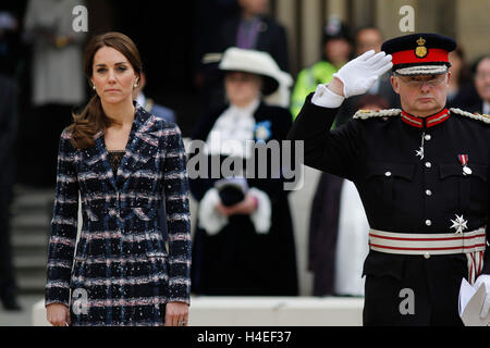 Manchester, Regno Unito. Xiv oct, 2016. William e Kate, Duca e Duchessa di Cambridge durante la loro visita a Manchester Town Hall, dove hanno messo commemorative pietre per pavimentazione in onore di Manchester è di sei Victoria Cross destinatari. © Nuno Guimaraes/Pacific Press/Alamy Live News Foto Stock