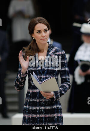 Manchester, Regno Unito. Xiv oct, 2016. William e Kate, Duca e Duchessa di Cambridge durante la loro visita a Manchester Town Hall, dove hanno messo commemorative pietre per pavimentazione in onore di Manchester è di sei Victoria Cross destinatari. © Nuno Guimaraes/Pacific Press/Alamy Live News Foto Stock