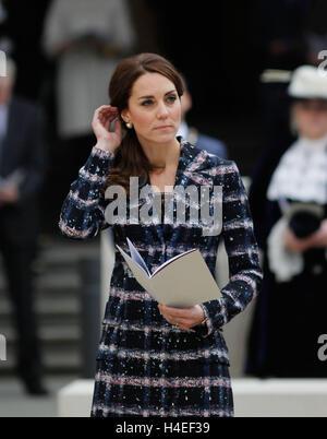 Manchester, Regno Unito. Xiv oct, 2016. William e Kate, Duca e Duchessa di Cambridge durante la loro visita a Manchester Town Hall, dove hanno messo commemorative pietre per pavimentazione in onore di Manchester è di sei Victoria Cross destinatari. © Nuno Guimaraes/Pacific Press/Alamy Live News Foto Stock