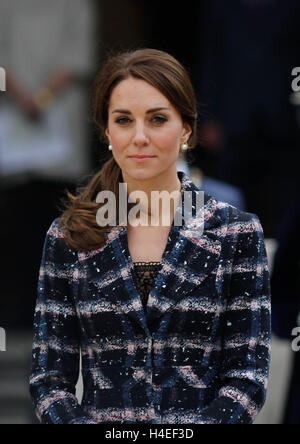 Manchester, Regno Unito. Xiv oct, 2016. William e Kate, Duca e Duchessa di Cambridge durante la loro visita a Manchester Town Hall, dove hanno messo commemorative pietre per pavimentazione in onore di Manchester è di sei Victoria Cross destinatari. © Nuno Guimaraes/Pacific Press/Alamy Live News Foto Stock