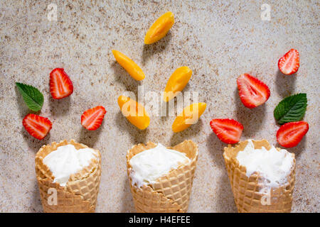 Gelato alla crema con la vaniglia in un disegno waffle cup con bacche e frutti, luogo per il vostro testo. Foto Stock