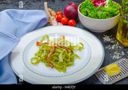 Italian pasta agli spinaci con organici aglio e pancetta e formaggio parmigiano Foto Stock