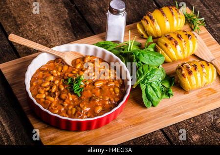 Home avocado spalmato su fette biscottate con semi di girasole, zucca, di sesamo e di erbe aromatiche spinaci Foto Stock