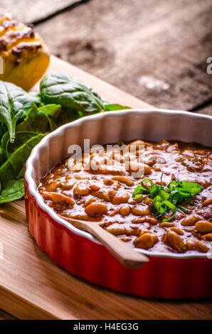 Home avocado spalmato su fette biscottate con semi di girasole, zucca, di sesamo e di erbe aromatiche spinaci Foto Stock