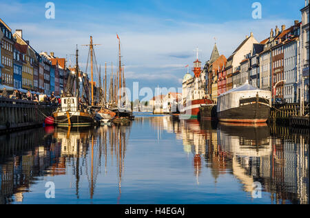 Una vista serale di Nyhavn (nuovo) del Porto di Copenhagen, Danimarca. Foto Stock