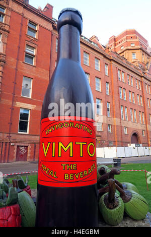 Vimto gigante di bevanda a base di frutta monumento bottiglia,Manchester University,l'Inghilterra,UK Foto Stock