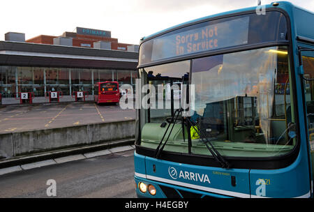 Il bus arriva a Warrington Interchange,Centro Storico,WBC,Cheshire, Inghilterra, Regno Unito Foto Stock