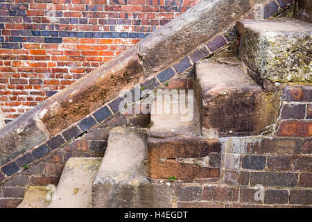 Antica pietra passi accanto a un blocco nel Cheshire Regno Unito Foto Stock