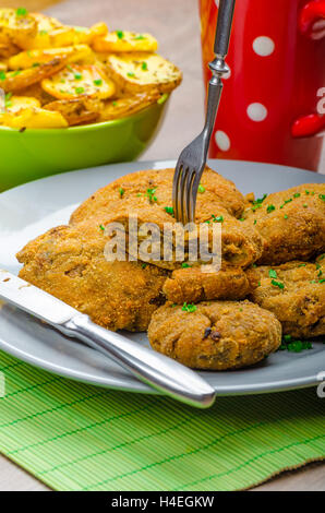 Panato croccante schnitzel a fungo con il francese di fritte Foto Stock