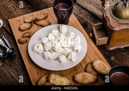 In casa cioccolato caldo e casalingo di biscotti al burro, bignè Foto Stock