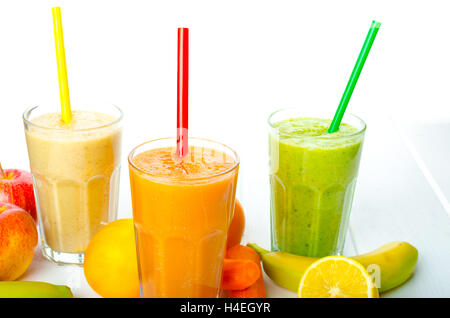 Giorno Smoothie, il tempo per la salute - apple-banana, di carota e limone e arancia biologica con erbe aromatiche Foto Stock