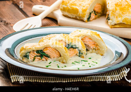 Il salmone cotto in pasta sfoglia con spinaci e aglio Foto Stock