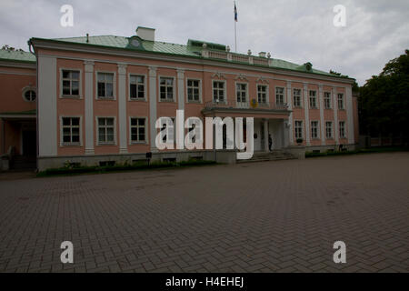 La carica di Presidente della Repubblica di Estonia è alloggiato in questo stile neo-barocco edificio nel Parco di Kadriorg, Tallinn. Foto Stock