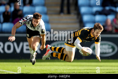 Vespe' Elliot Daly punteggi a provare durante la European Champions Cup, piscina due corrispondono al Ricoh Arena Coventry. Foto Stock