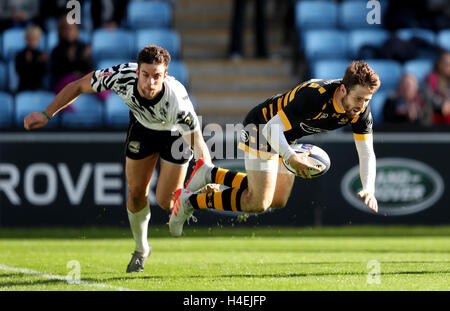 Vespe' Elliot Daly punteggi a provare durante la European Champions Cup, piscina due corrispondono al Ricoh Arena Coventry. Foto Stock