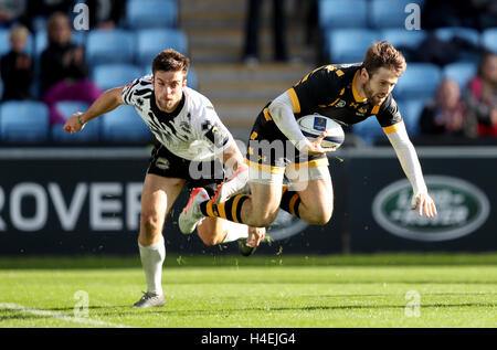 Vespe' Elliot Daly punteggi a provare durante la European Champions Cup, piscina due corrispondono al Ricoh Arena Coventry. Foto Stock