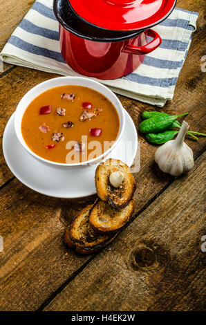 Zuppa di gulasch con croccante pane tostato aglio, fatti in casa sulla tavola di legno Foto Stock