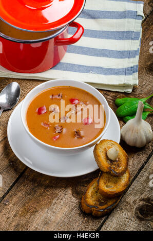 Zuppa di gulasch con croccante pane tostato aglio, fatti in casa sulla tavola di legno Foto Stock