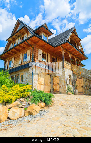 In legno tradizionale casa di montagna su soleggiate giornate estive, Szczawnica, Pieniny Mountains, Polonia Foto Stock