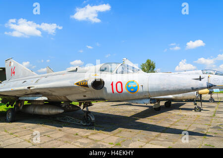 Cracovia museo di aviazione, Polonia - Lug 27, 2014: militare degli aerei da caccia in mostra nel museo a cielo aperto della storia dell'aviazione in Cracovia in Polonia. In estate spesso airshows avvengono qui. Foto Stock