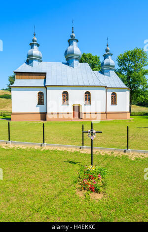 Bianco chiesa ortodossa costruita in stile tradizionale vicino villaggio Bircza, monti Bieszczady, Polonia Foto Stock