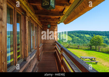 ARLAMOW Albergo di montagna, Polonia - Agosto 3, 2014: Balcone di una tradizionale casa in legno in Arlamow hotel su soleggiate giornate estive, monti Bieszczady, Polonia Foto Stock