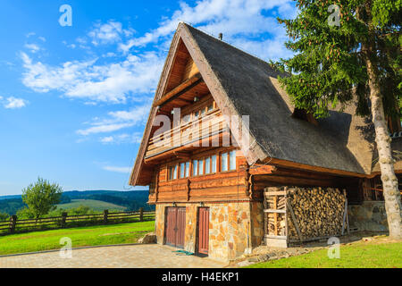 Tradizionale casa di montagna in un villaggio vicino a Arlamow, monti Bieszczady, Polonia Foto Stock