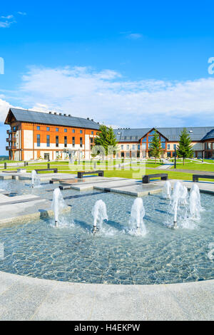 HOTEL ARLAMOW, Polonia - Agosto 3, 2014: fontana di acqua nel bellissimo Hotel Arlamow sulla soleggiata giornata estiva. Questo resort di lusso è stato di proprietà di Polonia il governo e si trova nei monti Bieszczady. Foto Stock