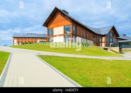 HOTEL ARLAMOW, Polonia - Agosto 3, 2014: camminando alley alla bella Arlamow Hotel sulla soleggiata giornata estiva. Questo resort di lusso è stato di proprietà di Polonia il governo e si trova nei monti Bieszczady. Foto Stock