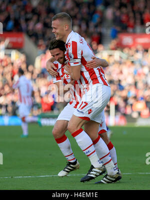 Stoke City è Joe Allen punteggio celebra il suo lato il secondo obiettivo del gioco con il compagno di squadra Stoke City's Ryan Shawcross durante il match di Premier League a Bet365 Stadium, Stoke. Foto Stock