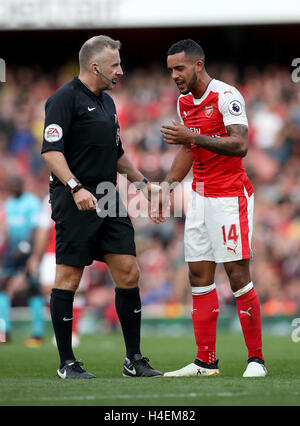 Dell'Arsenal Theo Walcott parla con match arbitro Jon Moss (sinistra) durante il match di Premier League a Emirates Stadium di Londra. Foto Stock